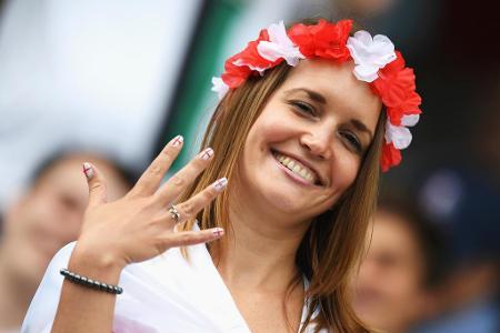 Auf sehr weibliche Weise zeigt diese Damen im Stadion für wen ihr Herz schlägt.