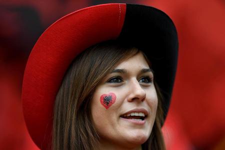 Ein albanisches Cowgirl? Gibt's nicht? Gibt's doch! Und zwar auf der Tribüne in Lens. Dort traf Albanien auf die Schweiz.