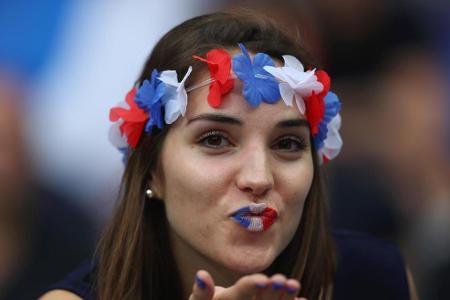 In Frankreich herrschte vor dem Startschuss der EURO große Vorfreude. So auch bei dieser weiblichen Anhängerin. Sie wirft de...