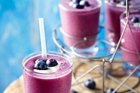 Sieht so lecker aus wie er schmeckt: Der Blaubeere-Joghurt-Smoothie