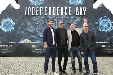 Liam Hemsworth (v.l.n.r.), Jeff Goldblum, Harald Kloser und Roland Emmerich in Berlin Liam Hemsworth (v.l.n.r.), Jeff Goldblum, Harald Kloser und Roland Emmerich in Berlin