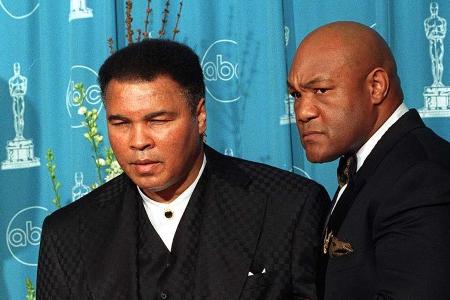 Auch Muhammad Alis früherer Rivale George Foreman (r.) zeigt sich vom Tod des Champions tief getroffen