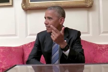 Angestrengt geht Barack Obama noch einmal alle Staffeln von 