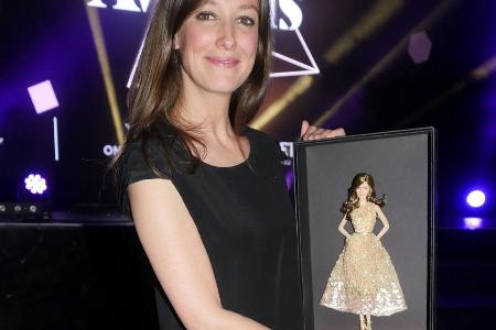 Alexandra Maria Lara posiert mit ihrer Barbie-Version