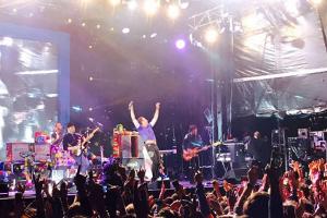 Prinz Harry performt mit Coldplay auf Charity-Konzert