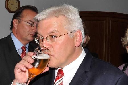 Auch der Chef weiß ein kühles Bier zu schätzen: Frank-Walter Steinmeier bei einer Talkrunde in Hamburg Auch der Chef weiß ein kühles Bier zu schätzen: Frank-Walter Steinmeier bei einer Talkrunde in Hamburg