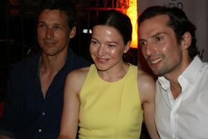 Hannah Herzsprung und Florian David Fitz unterm Kastanienbaum