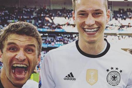Thomas Müller und Julian Draxler freuen sich über den Sieg gegen die Slowakei Thomas Müller und Julian Draxler freuen sich über den Sieg gegen die Slowakei