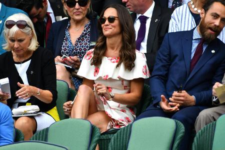 Pippa Middleton muss ständig an ihrem Kleid ziehen.