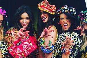 Moschino: Diesen kunterbunten Modetrend lieben die Stars