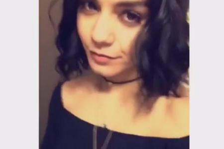 Vanessa Hudgens trägt ihre Body Chain über einem schwarzen Off-Shoulder-Top