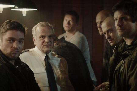 Noch ist die SEK-Einheit ein eingeschworener Haufen: Kevin (Ronald Zehrfeld, l.) und Mendes (Misel Maticevic, r.) sowie Will...