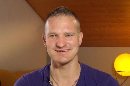 Jörg (32), der tätowierte Teilzeitbauer, hat 14 Rinder und zwei Pferde. Hauptberuflich ist er Bergarbeiter. Er sucht eine Fr...