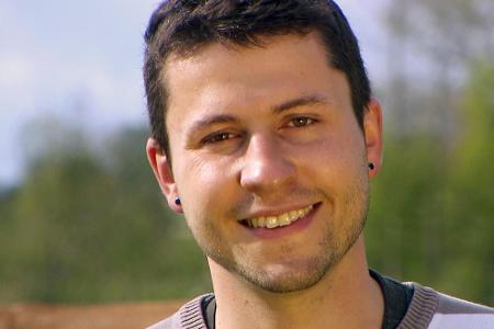 Martin (28), der charmante Chiemgauer, ist kein typischer Bauer. Er mag Bewegung, Action und keine Langeweile. Er hat 45 Mil...