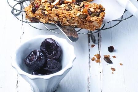 Trockenpflaumen als Bestandteil von Granola-Müsliriegeln