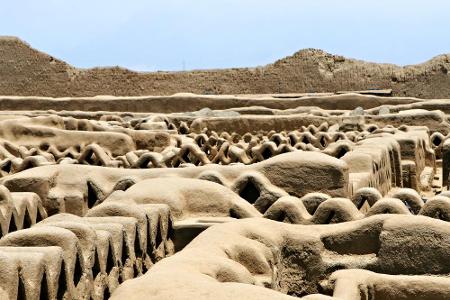 Die Ruinenstadt Chan Chan im Osten Perus wurde um 1300 errichtet. Den Überresten der Stadt setzen klimatische Veränderungen ...