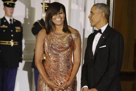 Mit diesem Versace-Kleid in Roségold begeisterte Michelle Obama nicht nur ihren Mann Barack Obama Mit diesem Versace-Kleid in Roségold begeisterte Michelle Obama nicht nur ihren Mann Barack Obama