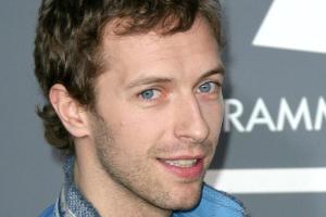 Chris Martin begeistert mit Apple und Moses auf der Bühne