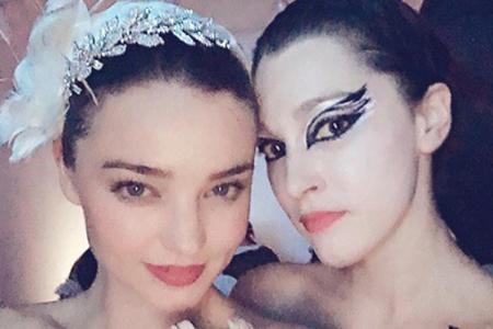 Ebenfalls tierisch geht es bei Miranda Kerr (32, li.) zu - wenn auch alles andere als lustig. Das Victorias Secret's Model s...