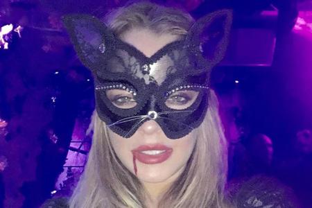 Blut tropft aus dem Mund, das Gesicht ist hinter einer Maske verborgen - so hätten wir Lindsay Lohan (29) kaum wiedererkannt...