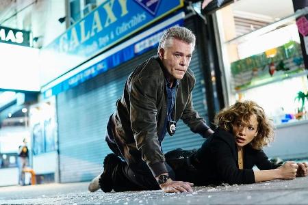Harlee Santos (Jennifer Lopez) und Matt Wozniak (Ray Liotta) in Harlee Santos (Jennifer Lopez) und Matt Wozniak (Ray Liotta) in