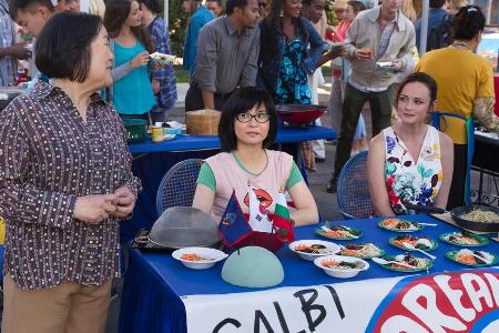 Auch Mrs. Kim (Emily Kuroda, l.) ist in den neuen Folgen dabei