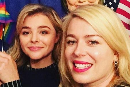Chloë Grace Moretz (li.) und Amanda de Cadenet unterstützen Hillary Clinton Chloë Grace Moretz (li.) und Amanda de Cadenet unterstützen Hillary Clinton