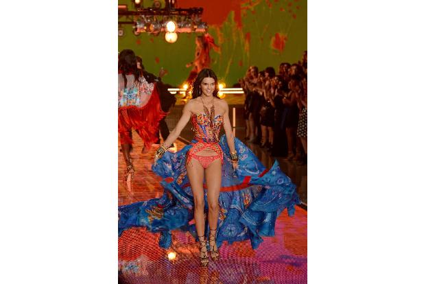 ...hatte sie ihre beste Freundin Kendall Jenner dabei, die ebenfalls ein neuer Engel des Unternehmens ist und ebenso wie Gig...