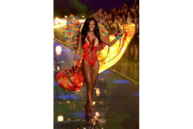 ...Gigi, Kendall und Elsa war auch Jasmine Tookes im passenden Look zu bestaunen. Andere Laufsteg-Schönheiten wie...