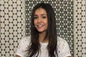 Nina Dobrev beweist Humor: Sie betrinkt sich für ihre Fans