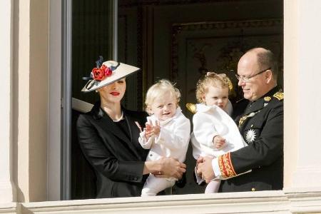 Das Fürstenpaar Charlène und Albert mit den Kindern Jacques und Gabriella