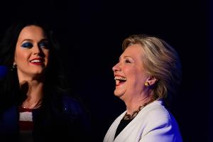 Hillary Clinton hält Laudatio für Katy Perry