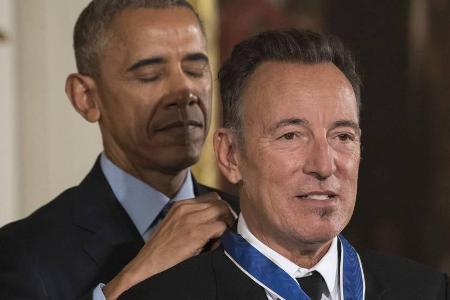 Barack Obama überreicht Bruce Springsteen die Medaille Barack Obama überreicht Bruce Springsteen die Medaille