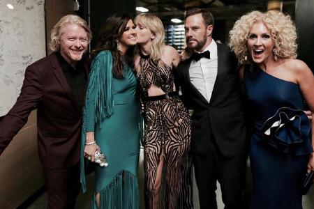 Die Countryband Little Big Town und Sängerin Taylor Swift bei den CMA Awards Die Countryband Little Big Town und Sängerin Taylor Swift bei den CMA Awards