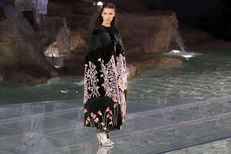 Bella Hadid durfte an der Fendi-Show teilnehmen.