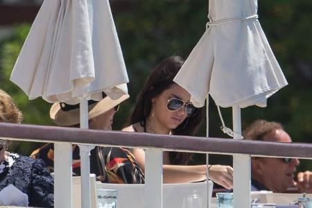 ...langweilig ist, ließ sich Kendall einfach von ihrer Mama Kris Jenner begleiten. Mit der geht sie nicht nur in einem schic...