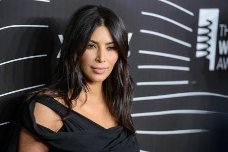 ...ihre drei ältesten Töchter in New York unterwegs. Kim Kardashian besuchte am Montag etwa die Webby Awards. Und man muss e...