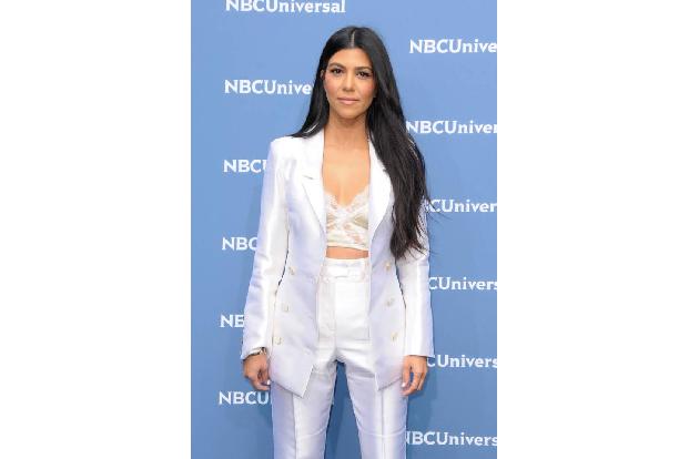 ...legte übrigens auch Kourtney Kardashian am Wochenende aufs Parkett. Die wählte einen weißen, glänzenden Zweiteiler zum Sp...