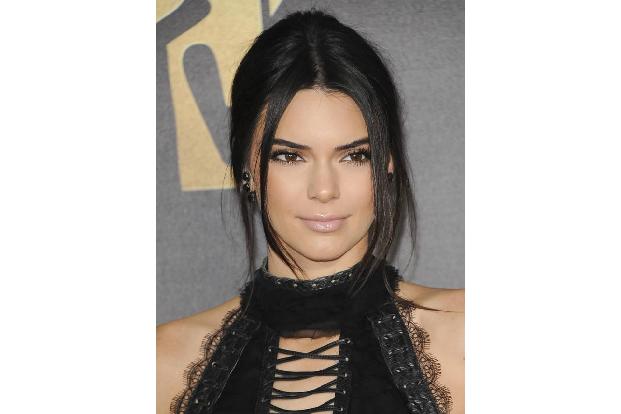 Als gefragtes Modell von Welt weiß Kendall Jenner freilich stets, was im Bereich Fashion angesagt ist und was eben nicht. Am...