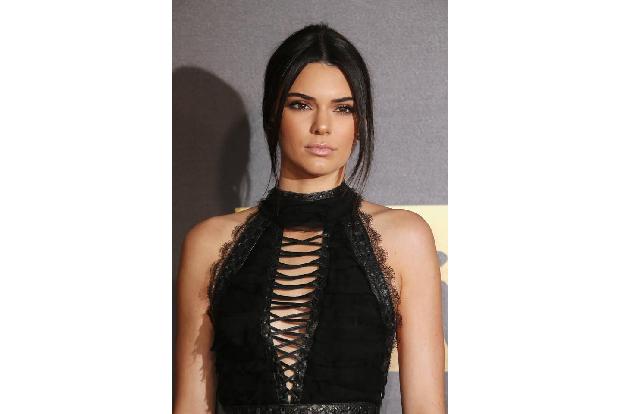 ...erschien die jüngere Halbschwester von Kim Kardashian in einem Kleid von Kristian Aadnevik - geschnürtes Dekolleté inklus...