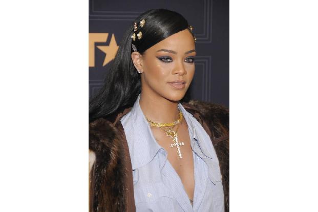 ...Rihanna sich neulich auf einem Event blicken ließ, war von Lace-Up zwar keine Spur. Dass sie den Trend trotzdem gut finde...