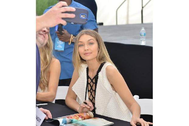 ...Badeanzug im Lace-Up-Stil erschien wiederum Model Gigi Hadid im Februar zum Launch der diesjährigen Sports Illustrated Ba...