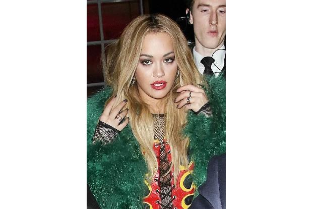 ...an Rita Ora im wilden Farbenmix. Geschnürte Dekolletés liegen bei den Promi-Damen eben derzeit im Trend - entsprechend we...