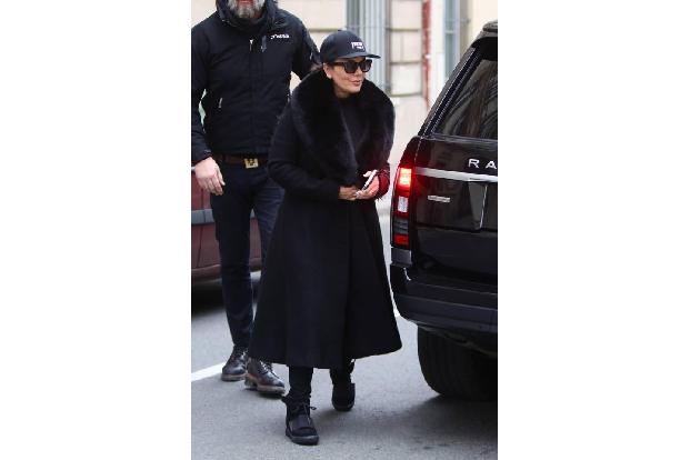 ...deswegen wohl ihre Mama Kris Jenner in Paris angereist war? Die machte es ihrer Tochter irgendwie gleich und wollte sich ...