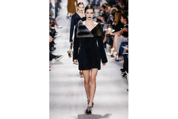 ...Kendall trug ihn nicht aus Jux und Tollerei. Kein Geringerer als Christian Dior ließ seine Models, darunter auch Frau Jen...