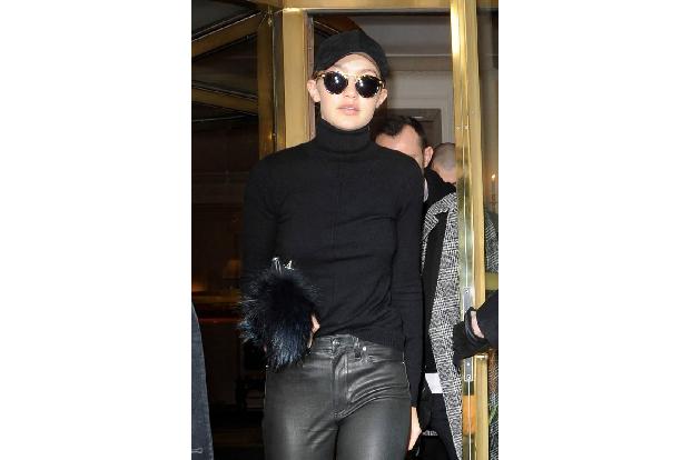 ...auch Gigi Hadid, die sich ebenfalls in Paris befindet, setzt auf das kleine, schwarze Fellknäuel. Im Gegensatz zu Kendall...
