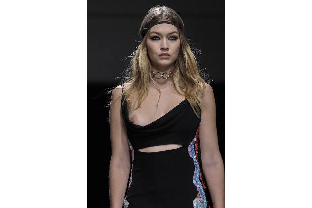 ...ja schon des Öfteren. Wo Versace noch auf einen Nippelblitzer für ein bisschen PR setzte, machte es Balmain da schon etwa...