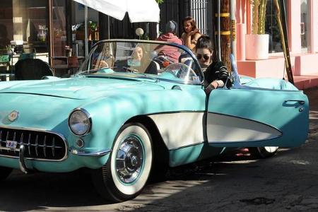 ...sie dieses unter anderem in schicke Autos! Am Donnerstag wurde die brünette Beauty in West Hollywood gesichtet, als sie i...