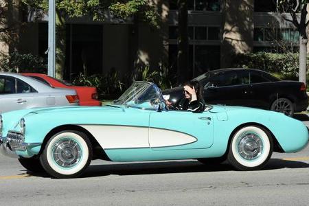 ...Corvette durch die Straßen cruiste. Die Laufsteg-Schönheit ist übrigens nicht die einzige unter den Shooting-Stars, die a...