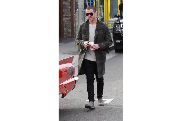 ...steht - auch Nick Jonas weiß ein tolles Auto durchaus zu schätzen. Vor wenigen Wochen lichteten Paparazzi den Musiker gem...
